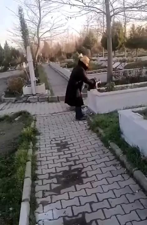 Esenyurt'ta Kadın, Babasının Mezarını Parçaladı Esenyurt'ta Kadın, Babasının Mezarını Parçaladı