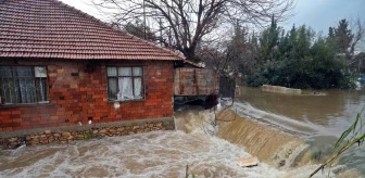 Antalya'da Sağanak Sonrası Evleri Su Basan Vatandaşlar Üst Kattaki Komşularına Çıkarak Boğulma Tehlikesini Atlattı
