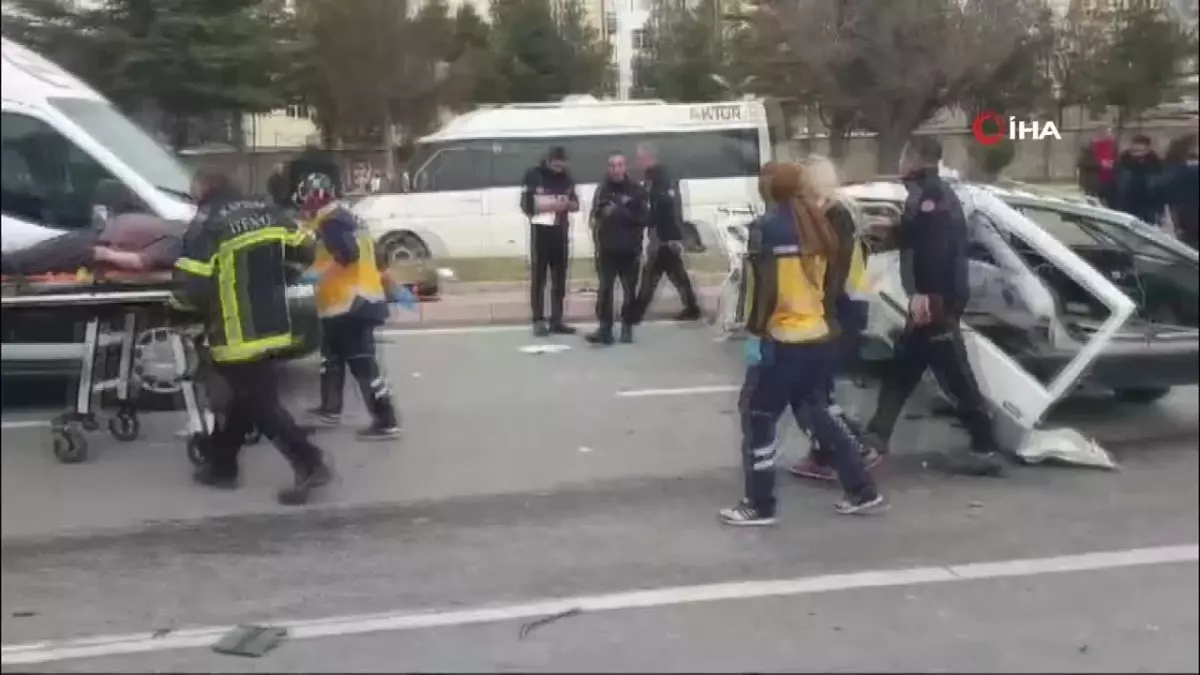 Kayseri'de feci kaza: Kazaya karışan araç hurdaya döndü, 3 kişi yaralandı