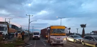 Manisa'da Kontrolden Çıkan Tırın Çarptığı Araçlarda 1 Yaralı