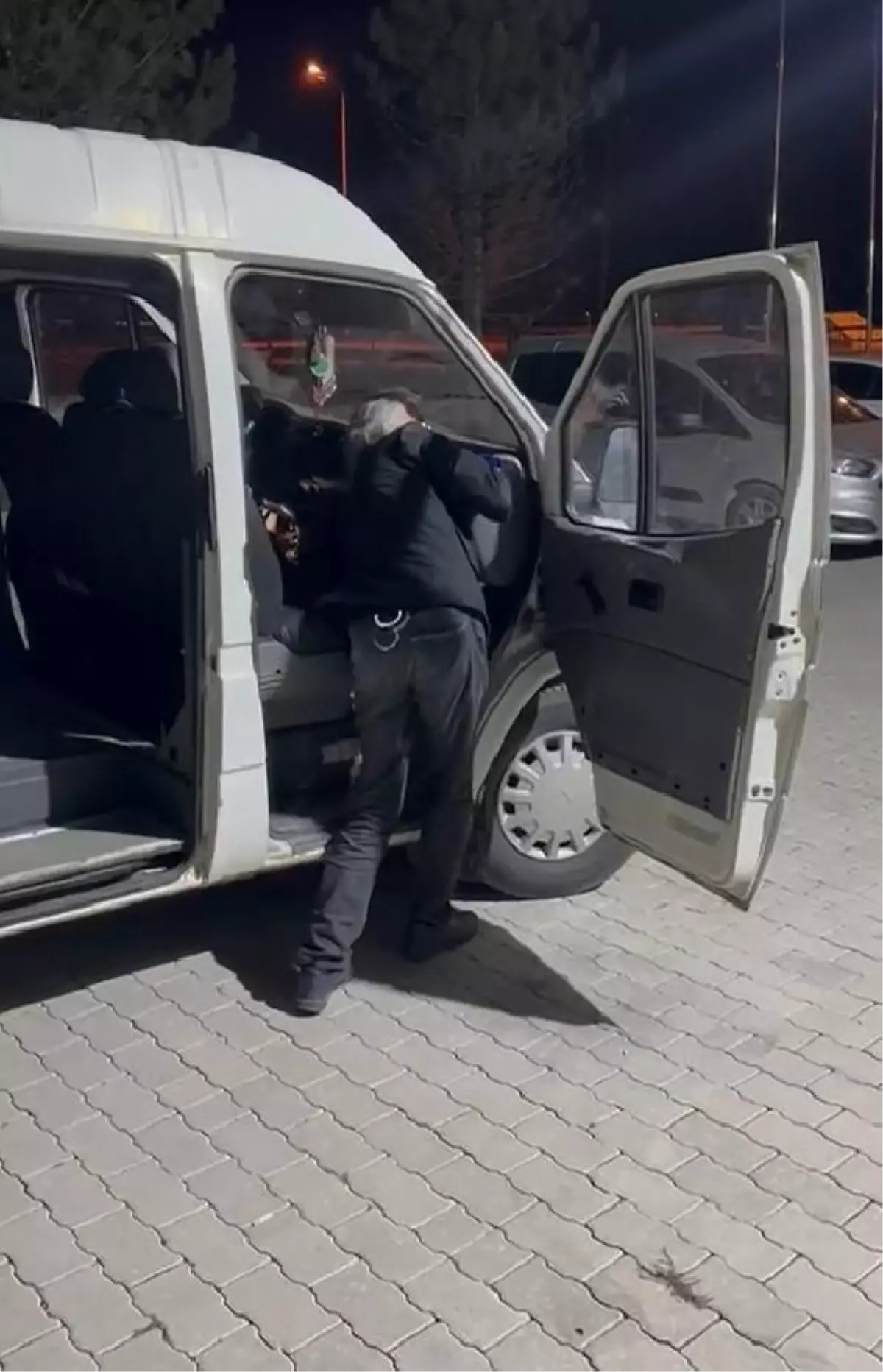Tavşanlı'da minibüste bonzai ele geçirildi, 3 şüpheli gözaltına alındı