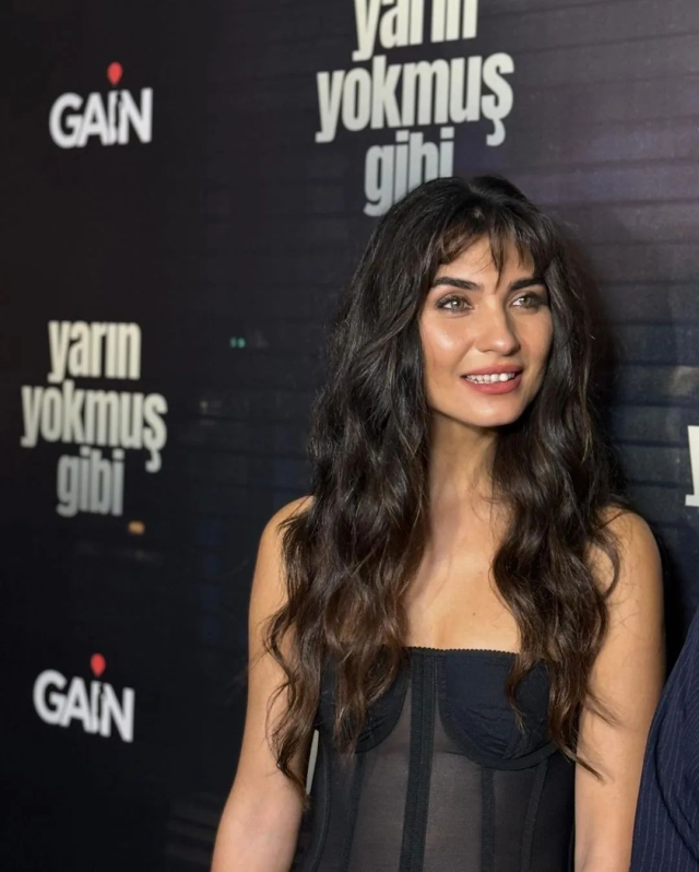 Tuba Büyüküstün dazzled with her elegance at the premiere of the series in which she starred.