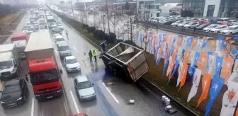 Ankara'da boya yüklü kamyon devrildi, yol maviye boyandı