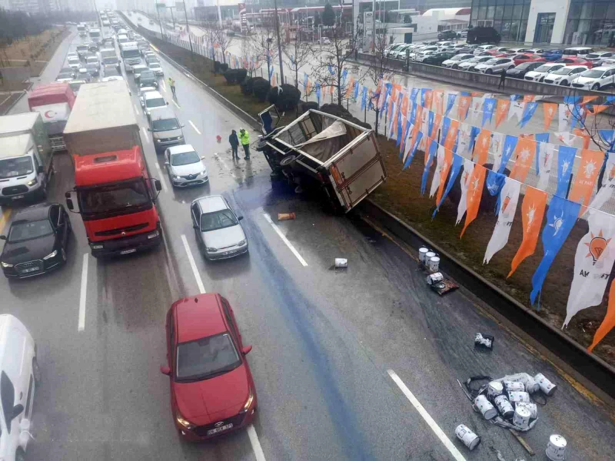 Ankara'da boya yüklü kamyon devrildi, yol maviye boyandı