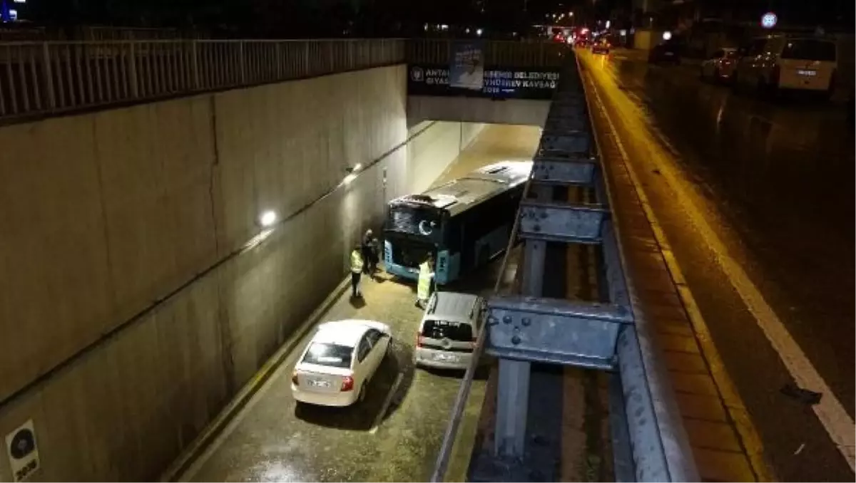 Antalya'da sağanak sonrası otomobilde 1 kişi ölü bulundu, tünelde mahsur kalan otobüs kurtarıldı