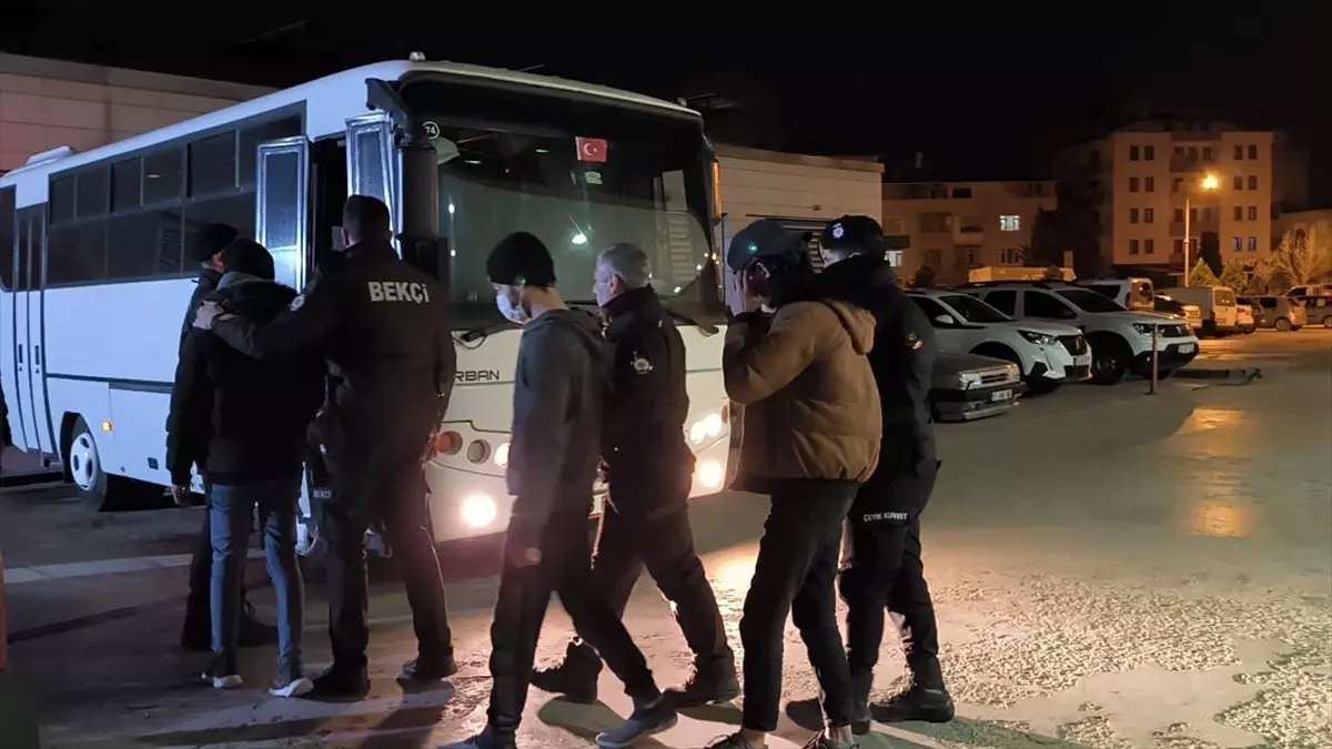 Bursa'da düzensiz göçmen operasyonu: 12 kişi yakalandı