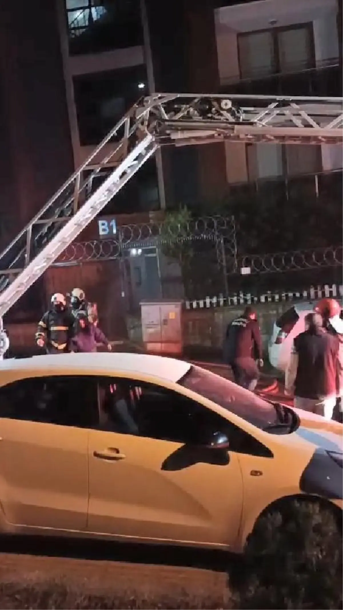 İzmit'te 5 Katlı Binada Yangın: 1'i Bebek, 9 Kişi Dumandan Etkilendi