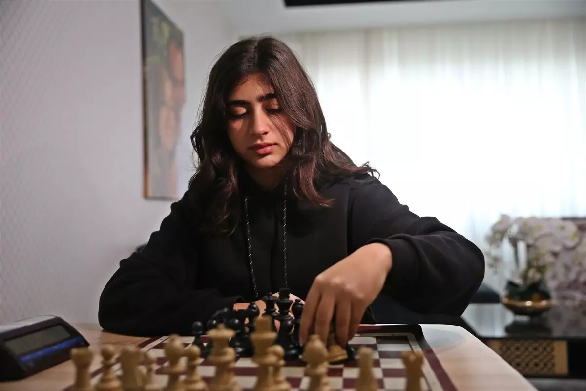 Depremde evi çöken milli sporcu Hena Karadaş, satrançta başarılarına devam ediyor