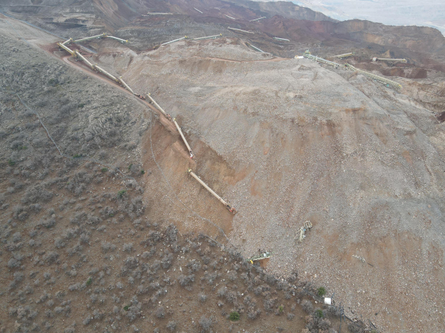 Erzincan'da Toprak Kayması: Kayıp İşçiler İçin Arama Çalışmaları Devam Ediyor