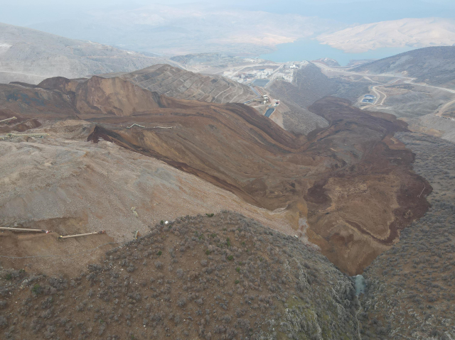 Erzincan'da Toprak Kayması: Kayıp İşçiler İçin Arama Çalışmaları Devam Ediyor