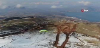 Hazarbaba Dağı'nda göl manzarası eşliğinde yamaç paraşütü keyfi