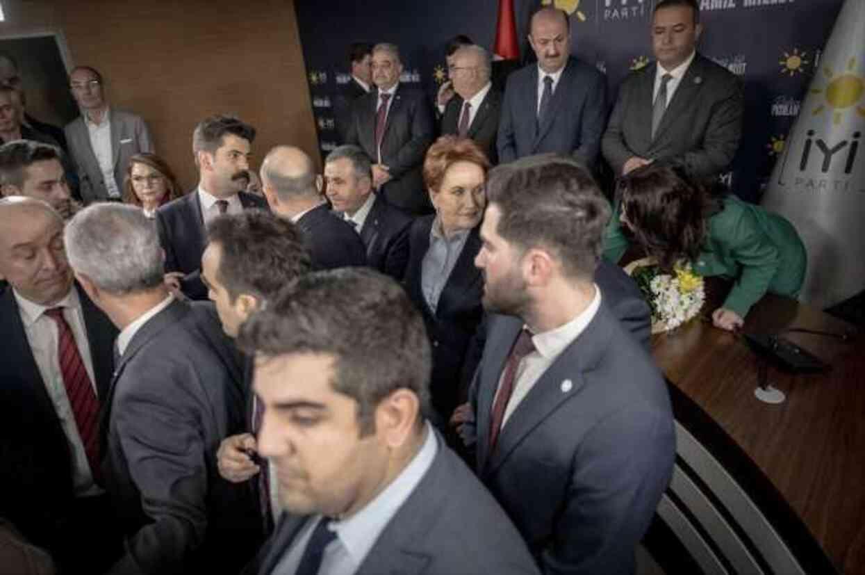 İYİ Parti'nin aday tanıtım toplantısında protesto! İstifa sloganları atıldı İYİ Parti'nin aday tanıtım toplantısında protesto! İstifa sloganları atıldı