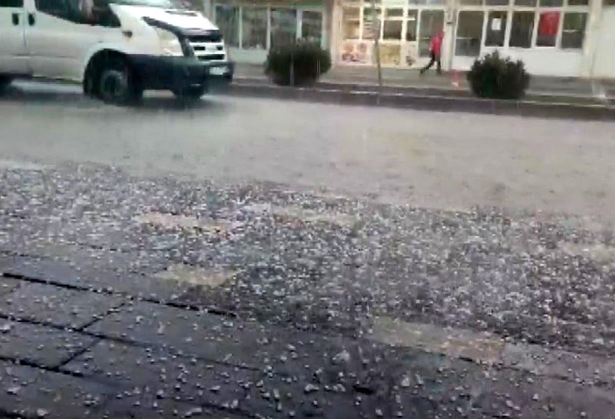 Gaziantep'in Karkamış ilçesinde sağanak ve dolu yağışı sonrası caddeler göle döndü