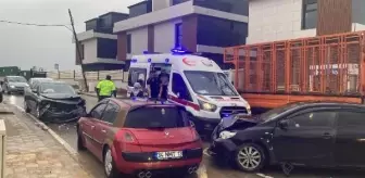 Darıca'da kafa kafaya çarpışan otomobillerde 4 kişi yaralandı