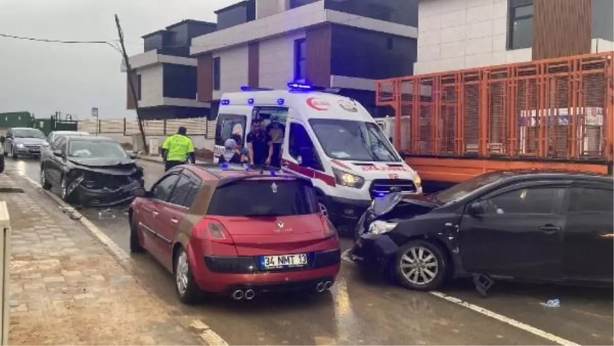 Darıca'da kafa kafaya çarpışan otomobillerde 4 kişi yaralandı