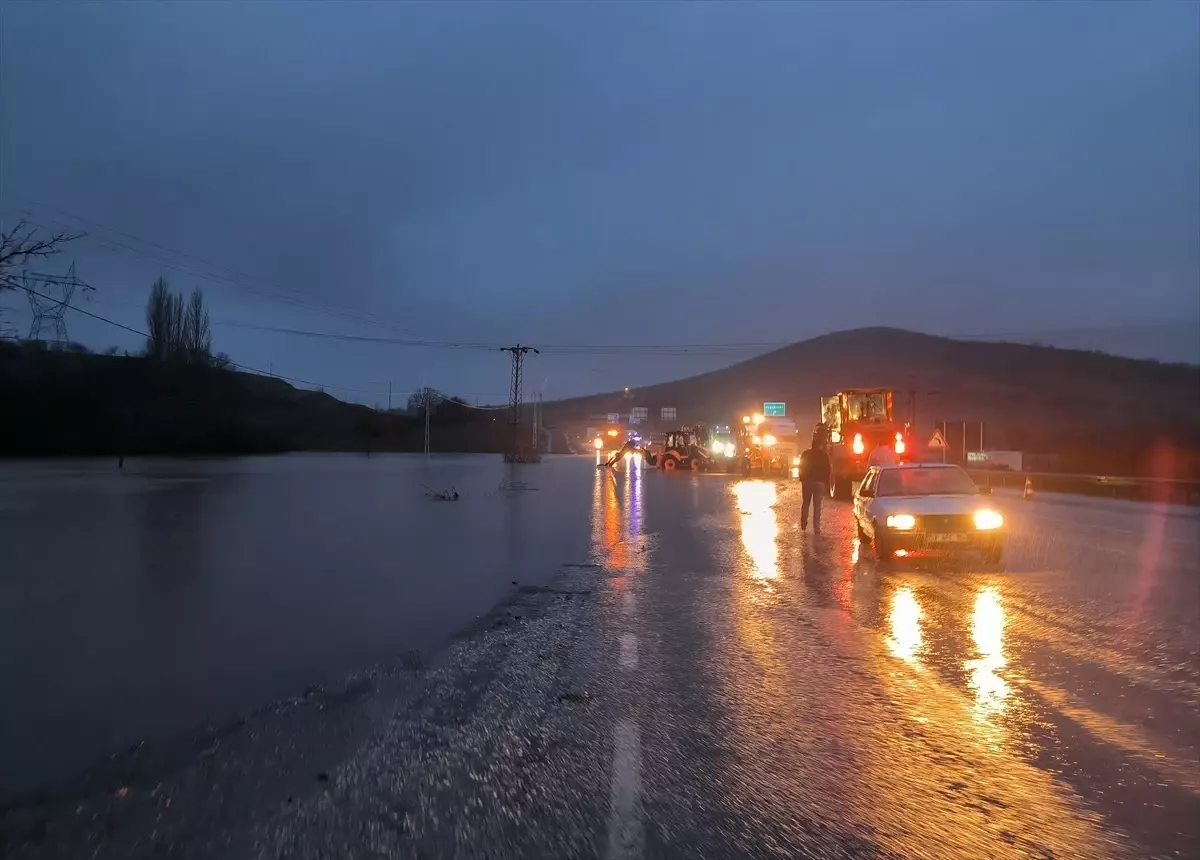 Malatya-Gölbaşı kara yolunda ulaşım sağanak nedeniyle kontrollü sağlanıyor