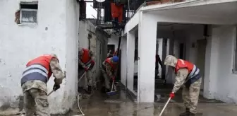 Yağmurun Vurduğu Mahallede Komandolardan Su Tahliyesi
