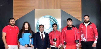 Erzurum'da düzenlenen Türkiye Üniversiteler Judo Şampiyonasında başarı elde eden sporcular Rektör Yücel Oğurlu'yu ziyaret etti