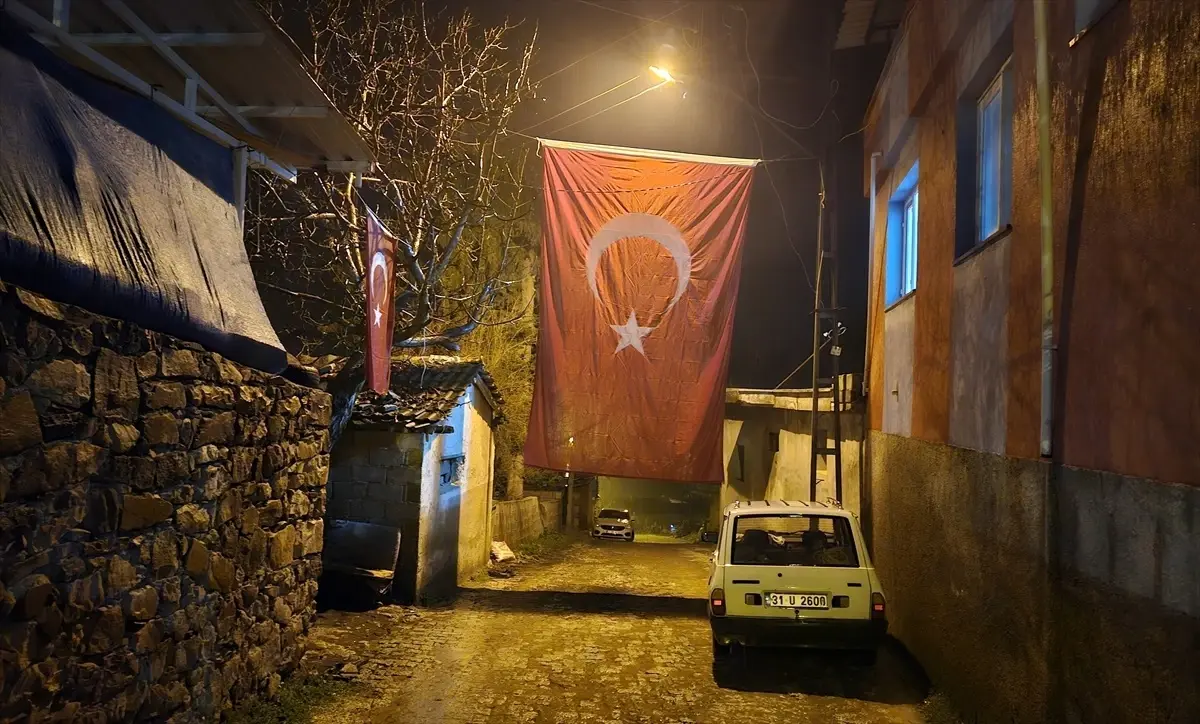 Hakkari-Şırnak otoyolunda yaşanan kaza sonucu şehit olan Ulaştırma Sözleşmeli Er Adem Kel'in ailesine şehadet haberi verildi