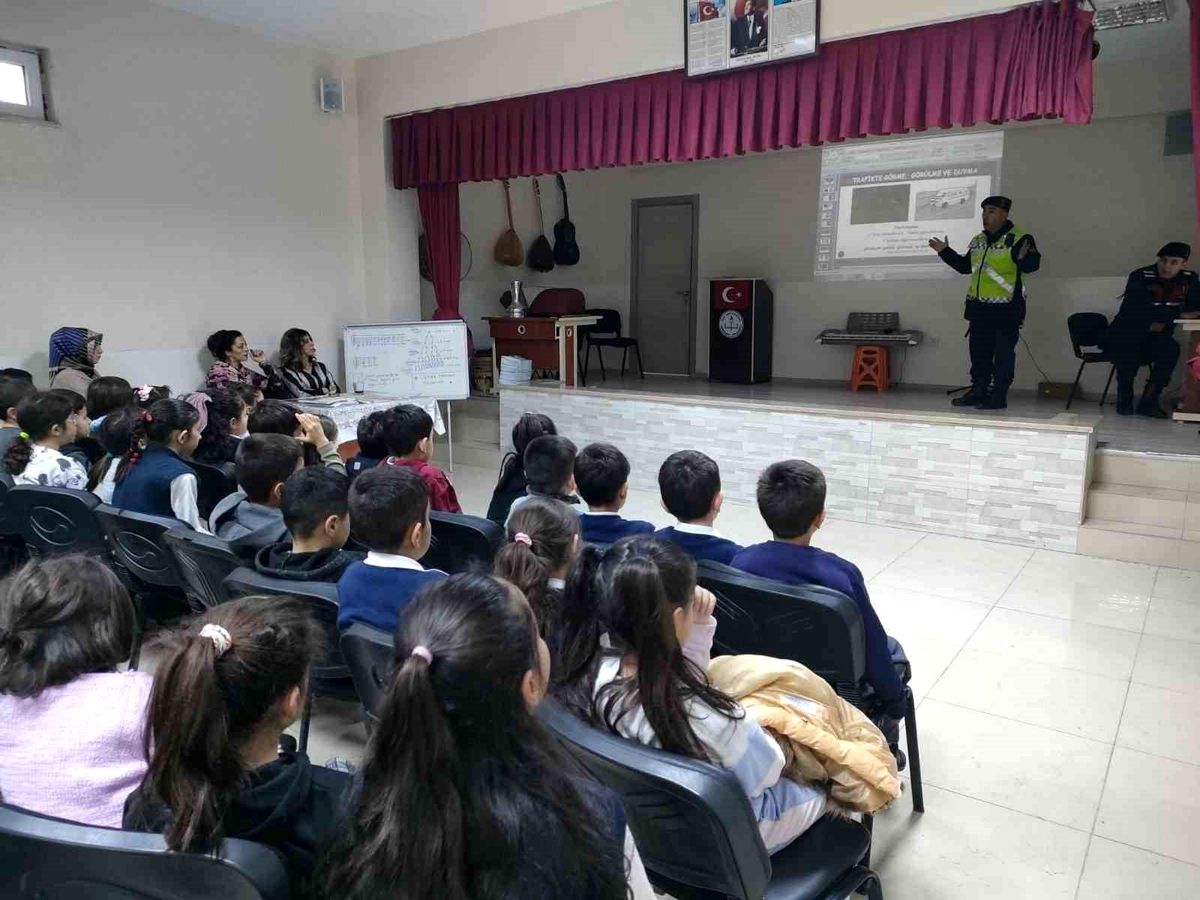 Tokat İl Jandarma Komutanlığı Trafik Jandarması Timleri Trafik Güvenliği Eğitimlerine Devam Ediyor
