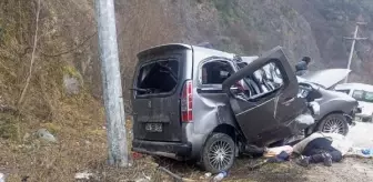 Karabük'te Aydınlatma Direğine Çarpan Araçta 2 Kişi Öldü, 3 Kişi Yaralandı