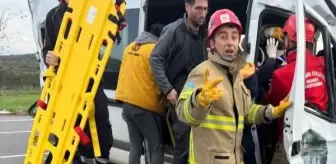 Ayvalık'ta TIR ile servis minibüsü çarpıştı: 9 yaralı