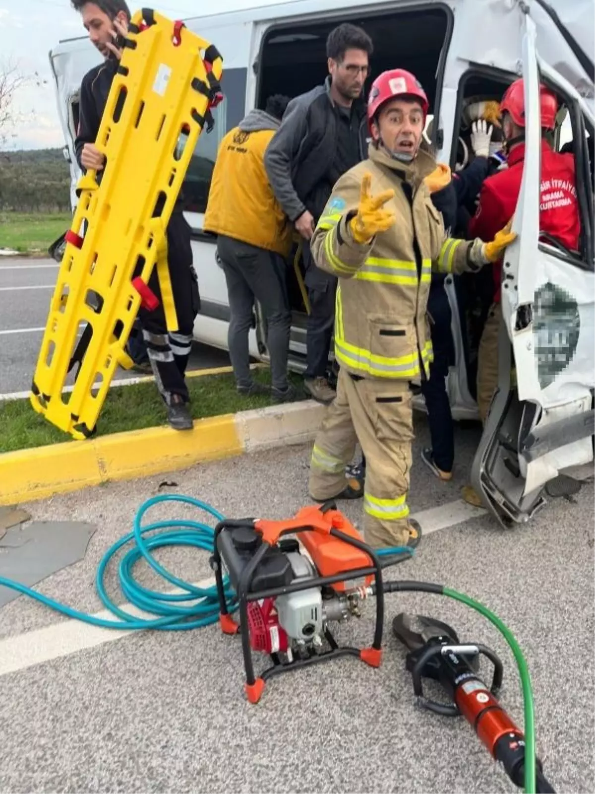 Ayvalık'ta TIR ile servis minibüsü çarpıştı: 9 yaralı