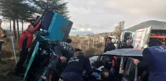 Burdur'da can pazarı: İki otomobil kafa kafaya çarpıştı