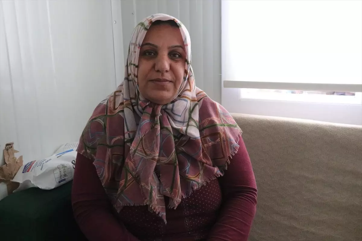 Malatya'da depremde yıkılan evlerinin altında kalmaktan son anda kurtulan aile konteyner kentte yaşıyor