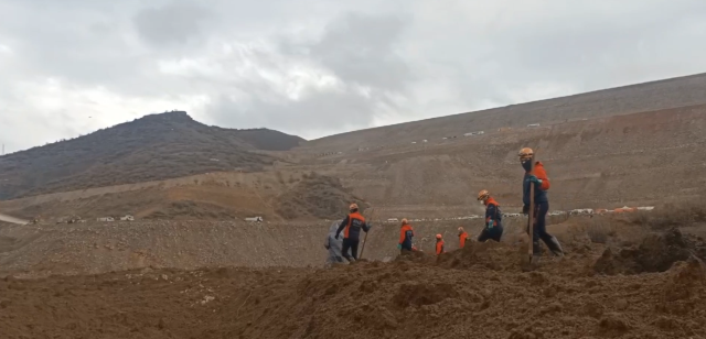 Erzincan'daki altın madeninde toprak altında kalan işçiler için zamana karşı yarış: Ekipler gece gündüz demeden çalışıyor
