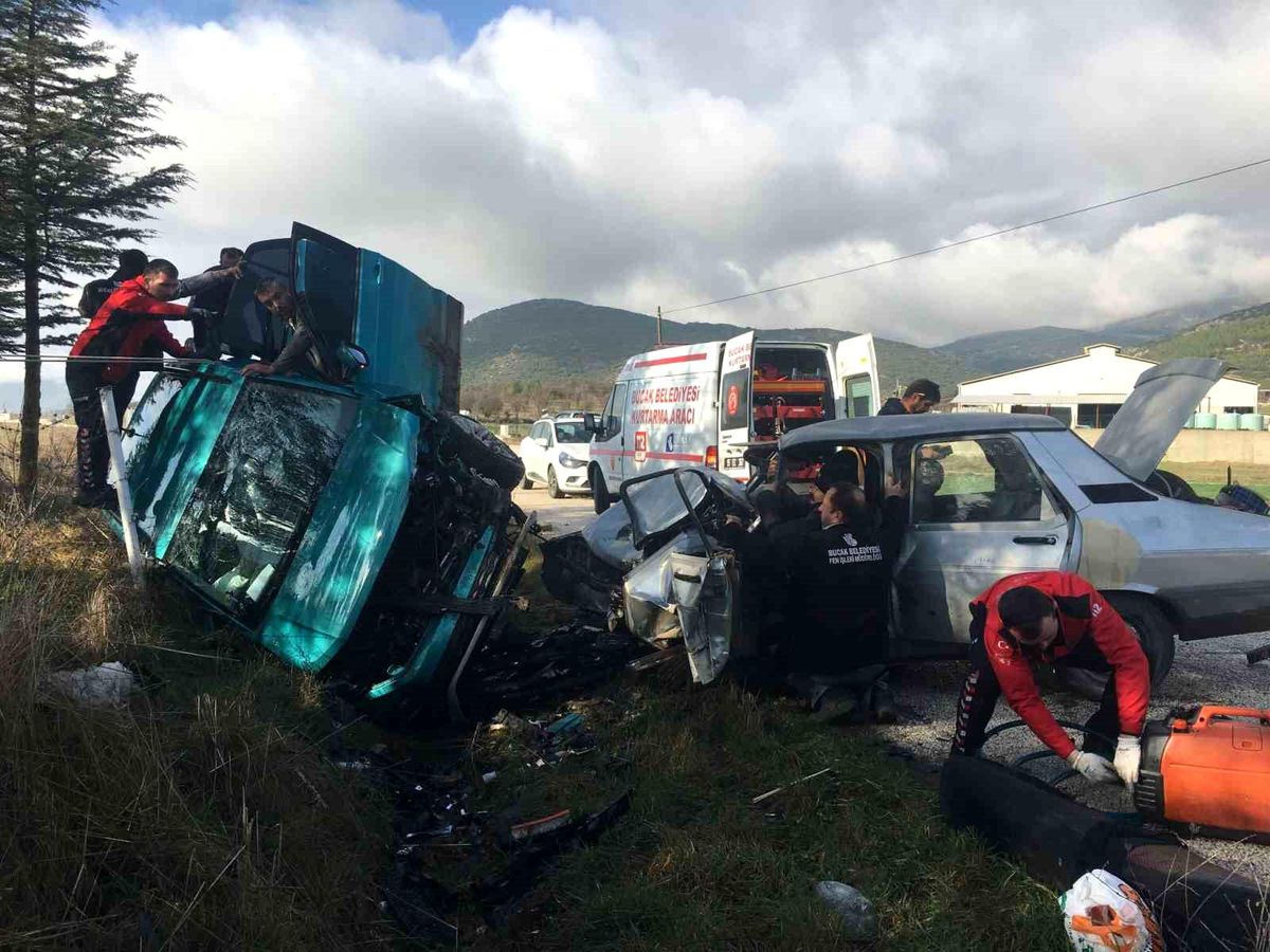 Bucak'ta Kafa Kafaya Çarpışan Otomobillerde 4 Kişi Yaralandı