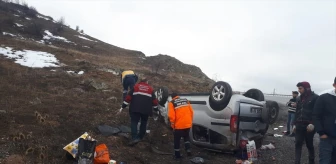 Sivas'ın İmranlı ilçesinde hafif ticari araç devrildi, 5 kişi yaralandı