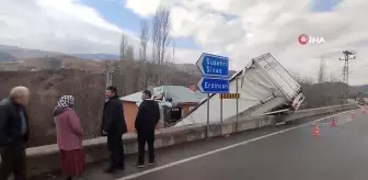 Tırlar yüzünden evi terk ettiler: Üstüne kamyon ve tır düşen ev gündem oldu