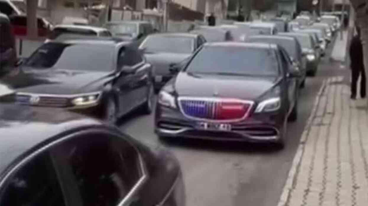 Altınok seçim gezisinde çakarlı araçlarla konvoy yapmıştı.