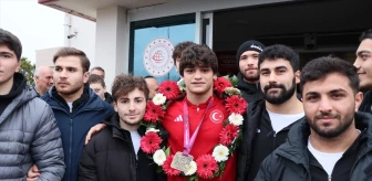 Avrupa Güreş Şampiyonası'nda Altın Madalya Kazanan Alperen Berber Samsun'a Geldi