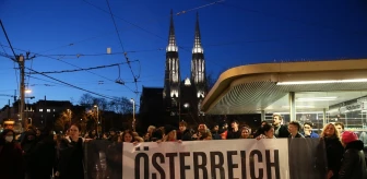 Viyana'da aşırı sağcı balo protesto edildi