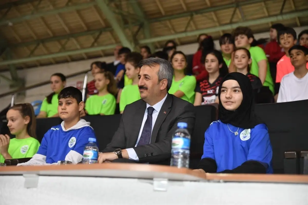 Edirne Valisi Yunus Sezer, 'Mahalle Ligi' Projesi'nin voleybol ve basketbol müsabakalarının açılışını gerçekleştirdi