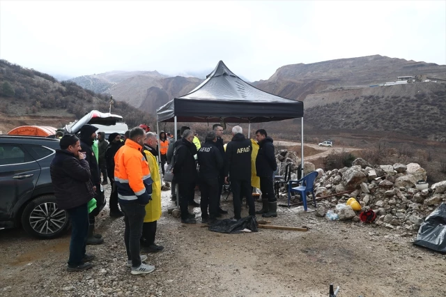 Erzincan'da maden ocağı heyelanında 3 işçinin manganez ocağında olduğu ihtimali üzerinde duruluyor