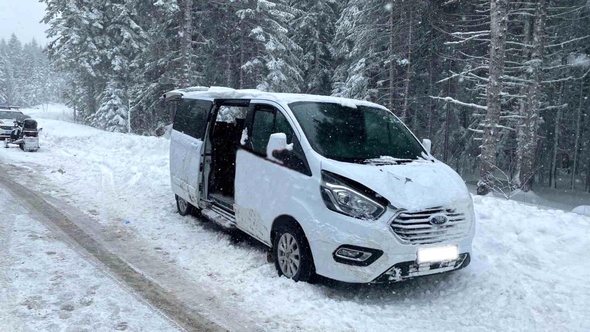 Uludağ'da izinsiz turist taşıyan minibüs çarptı: Bir kişi hayatını kaybetti