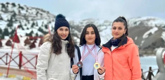 Erzincan'da düzenlenen Snowboard 2. Etap 11-15 ve 15 yaş kategorisi Türkiye Şampiyonası'na Sivas'ı temsilen katılan sporcular derece yaparak döndü