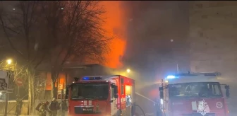 Moskova'da Puşkin Meydanı'nda Büyük Yangın Söndürüldü