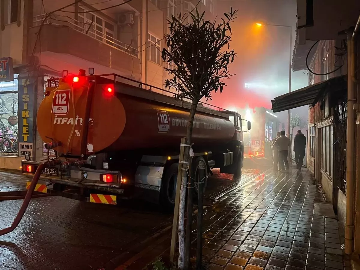 Sakarya'da market deposunda çıkan yangın hasara neden oldu