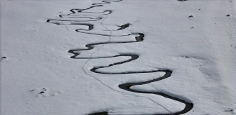 Bingöl'ün yüksek rakımlı bölgesinde karla kaplanan menderesler fotoğraf tutkunlarına eşsiz kareler sunuyor
