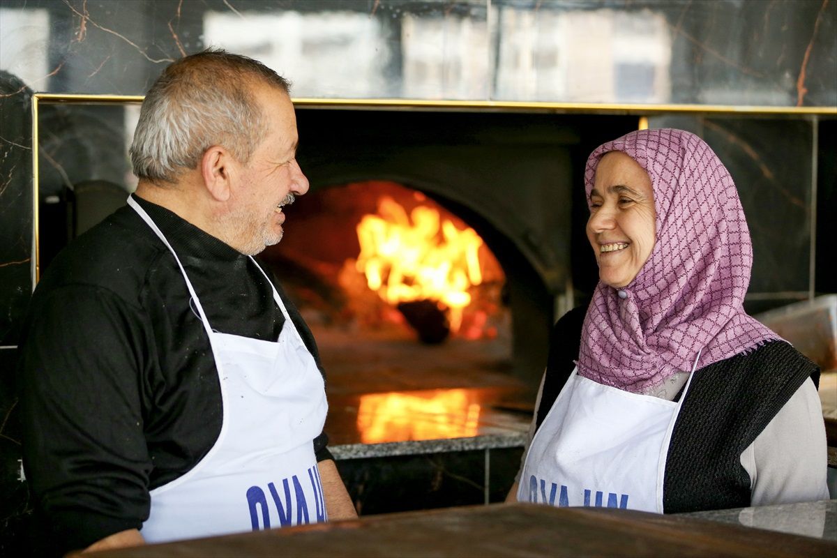 Konya'da 25 yıldır birlikte çalışan çift, etli ekmek fırınından geçim sağlıyor