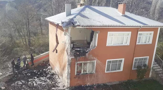 Freni boşalan tır evin 2. katına çarptı: Kaza anı kamerada