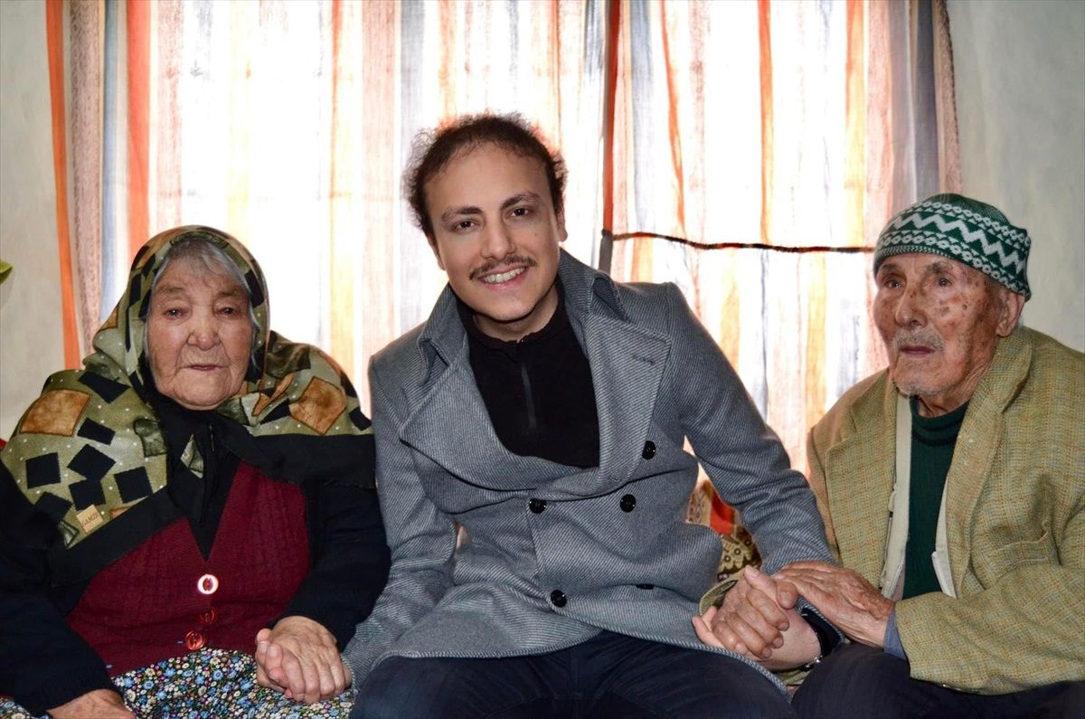 Kıbrıscık Kaymakamı Ahmet Berkay Deniz, İbrahim ve Satı Akkan çiftini ziyaret etti
