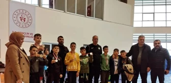 Manisa'da düzenlenen güreş turnuvasında Sarıgöl Mustafa Metin İmam-Hatip Ortaokulu birinci oldu