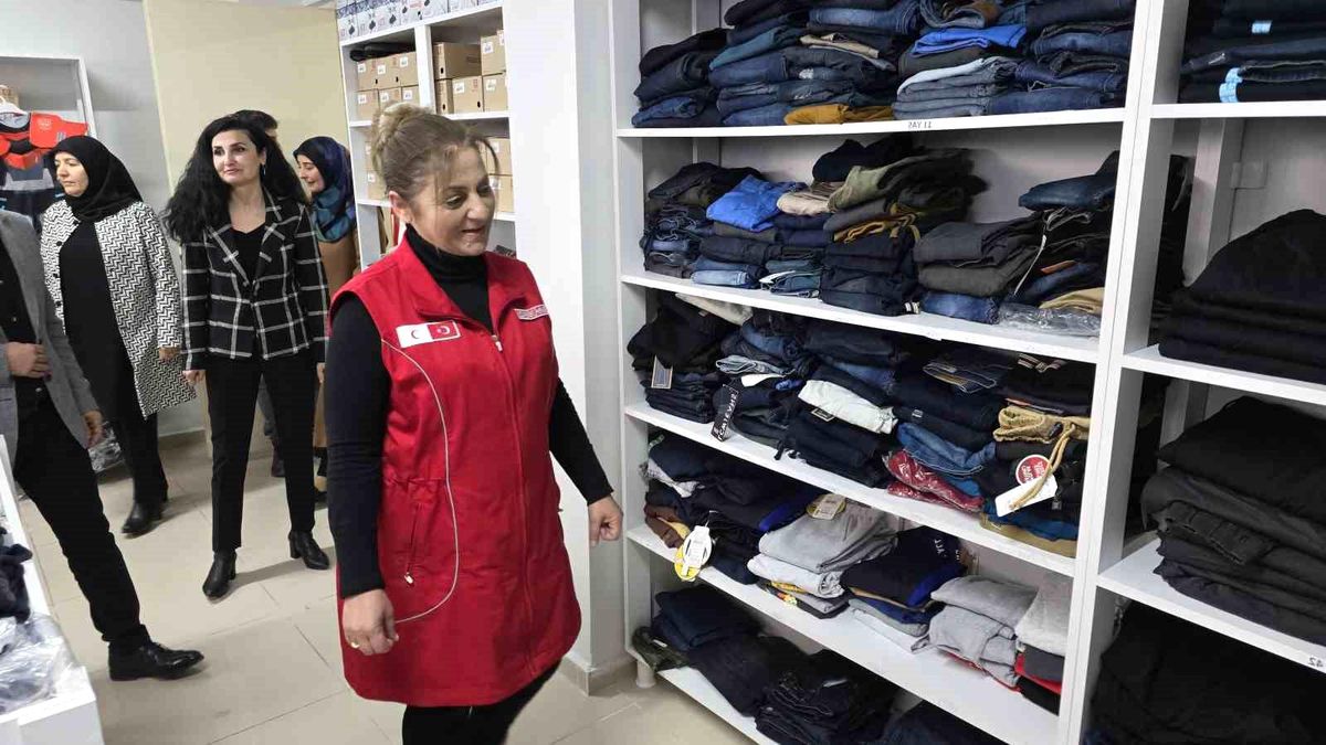 Tokat'ta Yardımseverlik ve Paylaşmanın Önemine Vurgu Yapan Kızılay Butik Market Açıldı