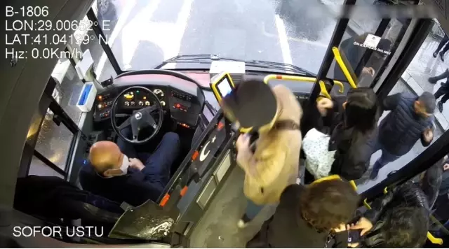 Kadının telefonunu çaldı beğenmeyince iade etti ama polisten kaçamadı Kadının telefonunu çaldı beğenmeyince iade etti ama polisten kaçamadı