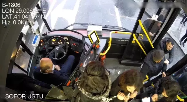 Kadının telefonunu çaldı beğenmeyince iade etti ama polisten kaçamadı Kadının telefonunu çaldı beğenmeyince iade etti ama polisten kaçamadı